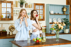 两个女士吃水果摄影图