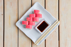 粉色的寿司和蘸料摄影图