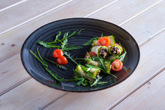 餐盘蔬菜菜肴摄影图