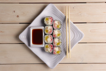日本的精致寿司在白色瓷盘上