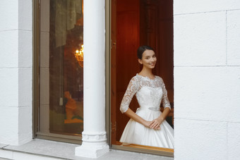 窗户边穿婚纱的新娘