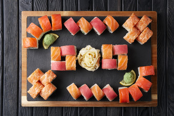 餐盘上一些有<strong>寓意</strong>的寿司形状