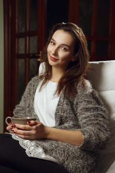 居家端着水杯的女人摄影图