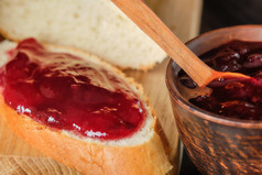 面包上抹草莓酱摄影图