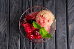 美味的草莓冰淇淋摄影图
