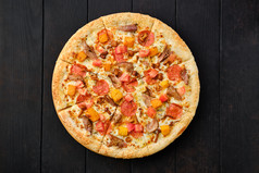 香肠肉片番茄披萨摄影图