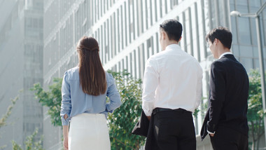 商务男女人物背影马路气质实拍