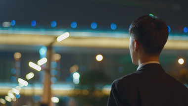 商务男夜景实拍手机拍照近景视频