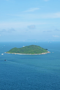 蓝色海水岛屿摄影图