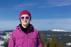 冬季旅行人物女士摄影图