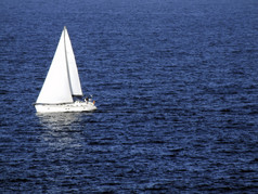 海面上的白色帆船