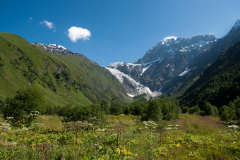 夏天山间的美丽景色