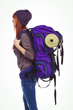 女人背着紫色背包