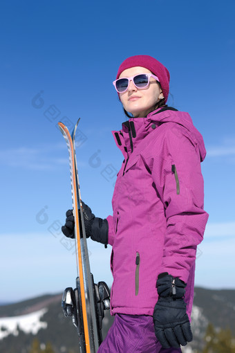 身穿<strong>枚红色</strong>运动服的女人