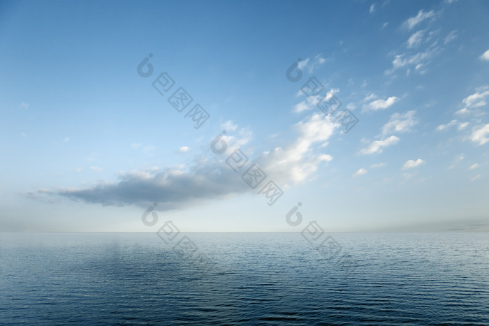 蓝天下的湖面摄影图