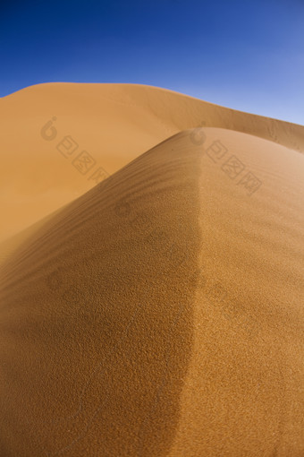 蓝色天空下的沙漠<strong>沙丘</strong>