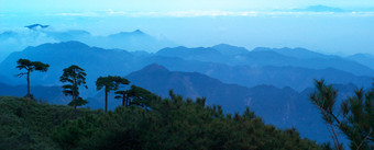 昏暗的远<strong>山</strong>近树风景