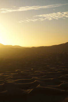 阿拉伯沙漠上空的夕阳余晖