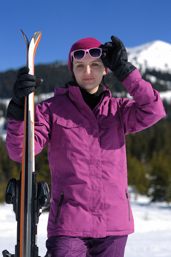 身穿滑雪服的欧美女人