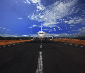 机场跑道和民航飞机