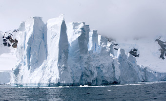海边的冰冻<strong>雪山摄影图</strong>