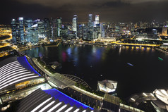 站在高楼上俯瞰沿海城市夜景