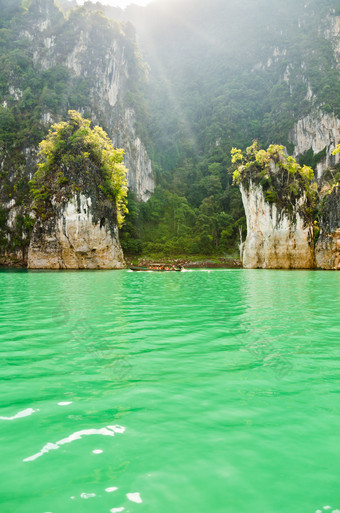 <strong>美丽风景</strong>绿色湖面大山摄影图