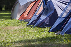 户外露营的各色帐篷