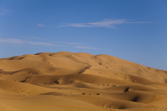 蓝天下的沙漠山丘