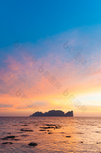 海面上美丽的夕阳美景