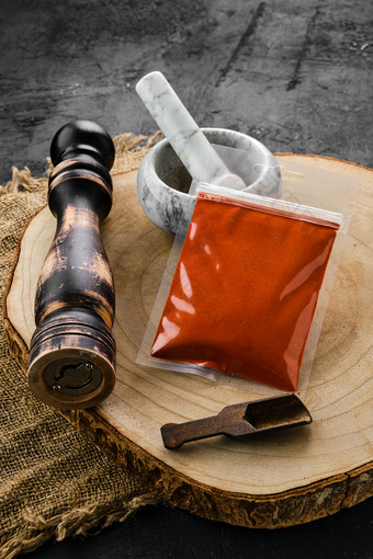 菜板上的一份辣椒配料和工具