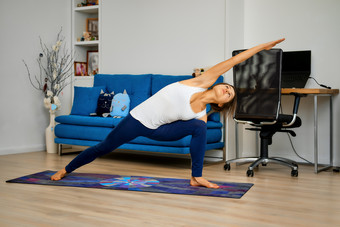 瑜伽锻炼健身的女人摄影图