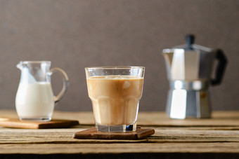 玻璃杯咖啡饮品摄影图
