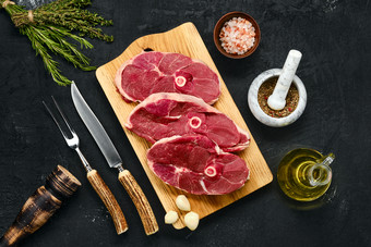 菜刀案板和肉排摄影图