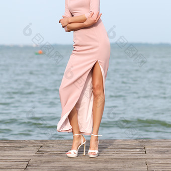 海边穿粉色开叉裙的美女