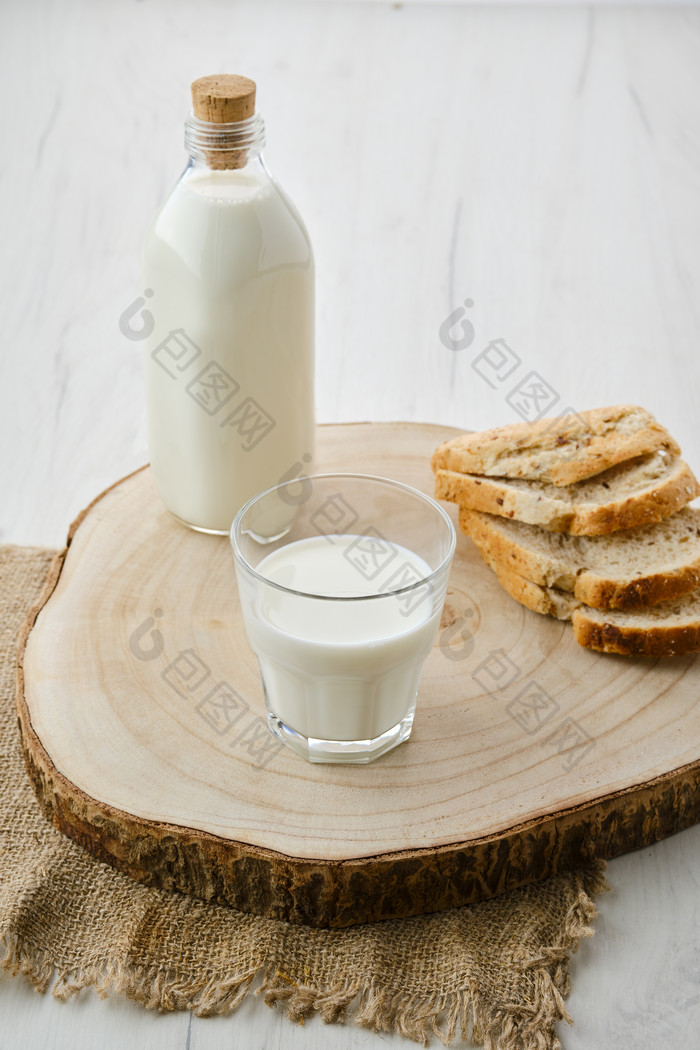 菜板上一份牛奶和面包