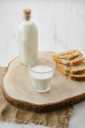 菜板上一份<strong>牛奶</strong>和面包