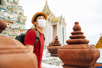 戴着口罩旅行的男人