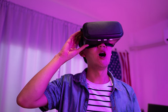 男人体验VR模拟器