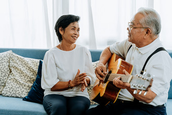 老年夫妻室内弹吉他