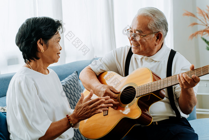 老年夫妻开心弹吉他