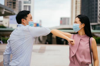 成年男女胳膊肘相碰