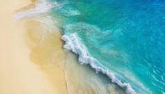 海滩作为从顶视图的背景。波浪和蔚蓝的水作为背景。从空中到夏天的海景。巴厘岛，印度尼西亚。旅行 - 图像