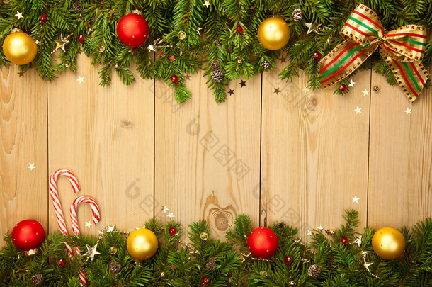 圣诞节背景与冷杉树汁、 糖果和小玩意 