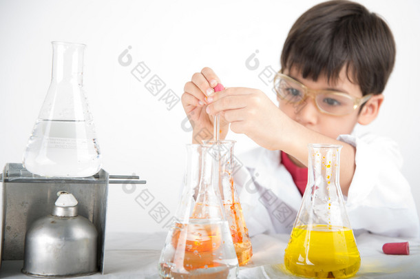 小男孩在化工科学在课堂中学习