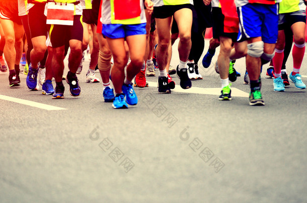 马拉松比赛，<strong>人</strong>们踏上了城市的道路