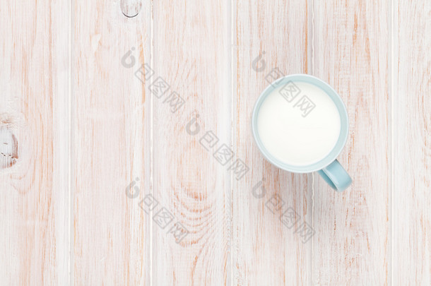 杯牛奶白色木制的桌子上