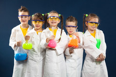 群快乐的孩子做科学实验在实验室.
