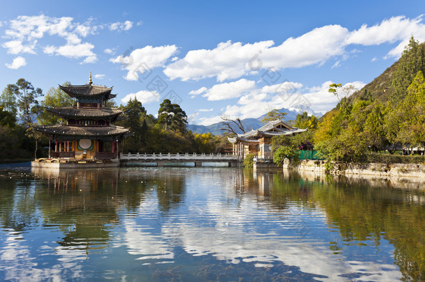 丽江古城和<strong>玉龙雪山</strong>在中国