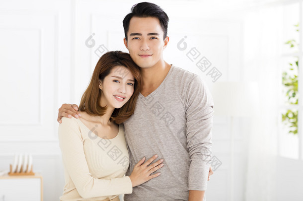 <strong>幸福</strong>的亚洲年轻夫妇恋爱了